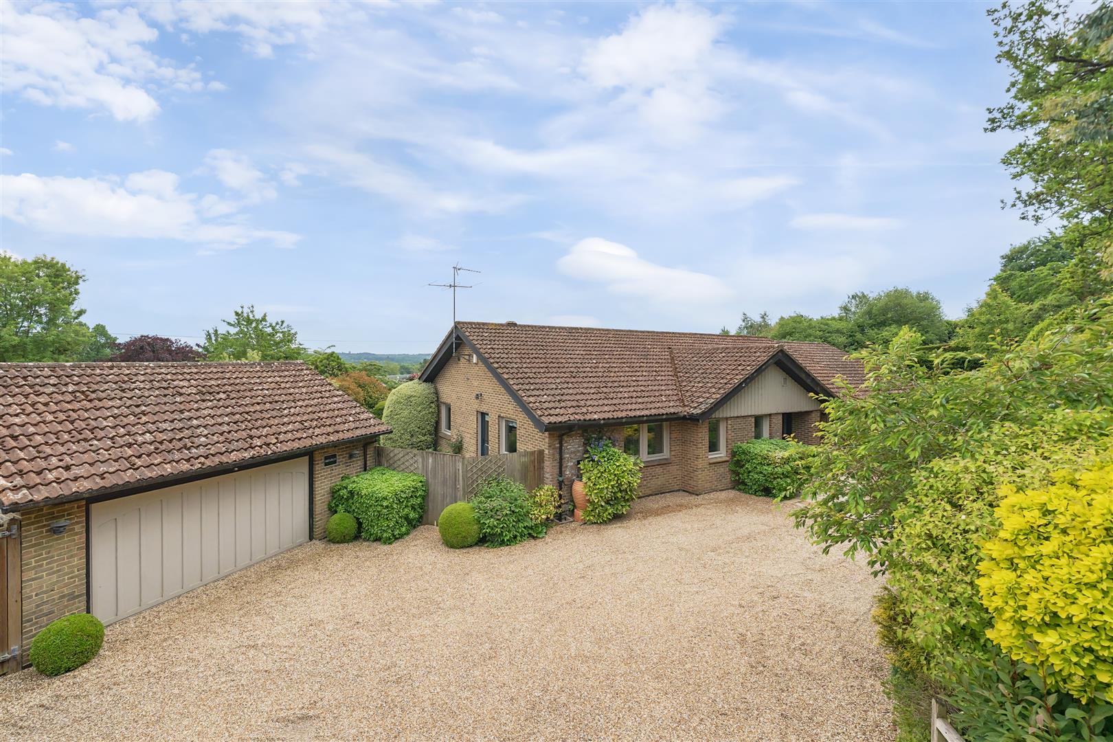 Dell Road, Finchampstead, Berkshire, RG40 3TB