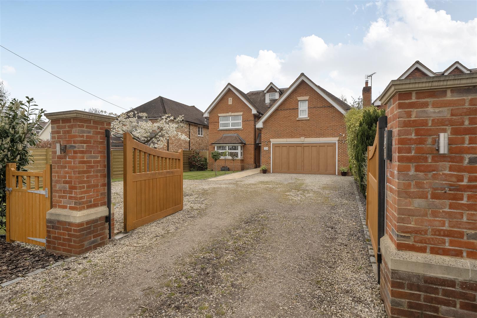 Nash Grove Lane, Finchampstead, Berkshire, RG40 4HF