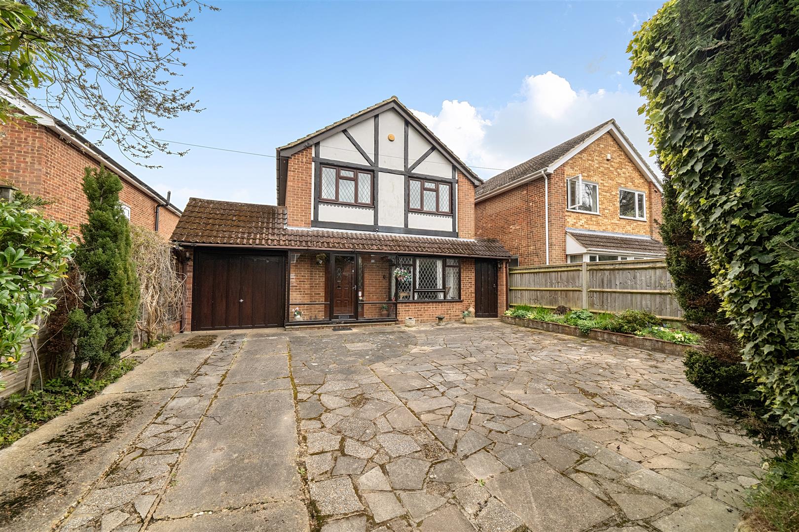 Simons Lane Wokingham, Berkshire RG41 3HG