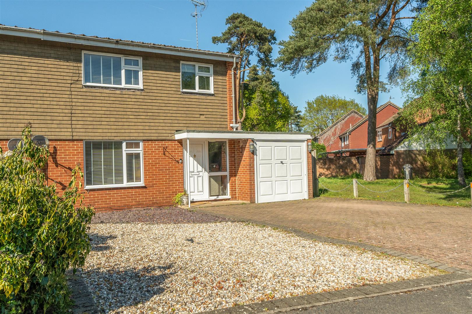 Arnett Avenue Finchampstead, Berkshire, RG40 4EG