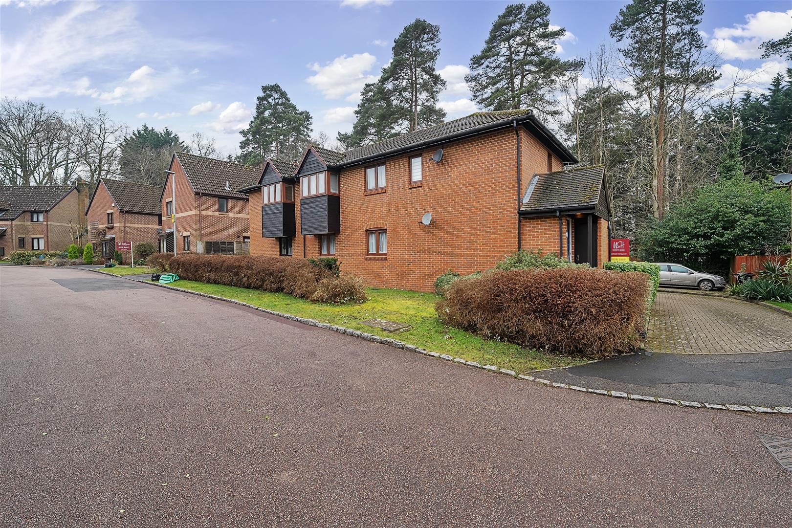 St Andrews Close Crowthorne, Berkshire, RG45 6UP