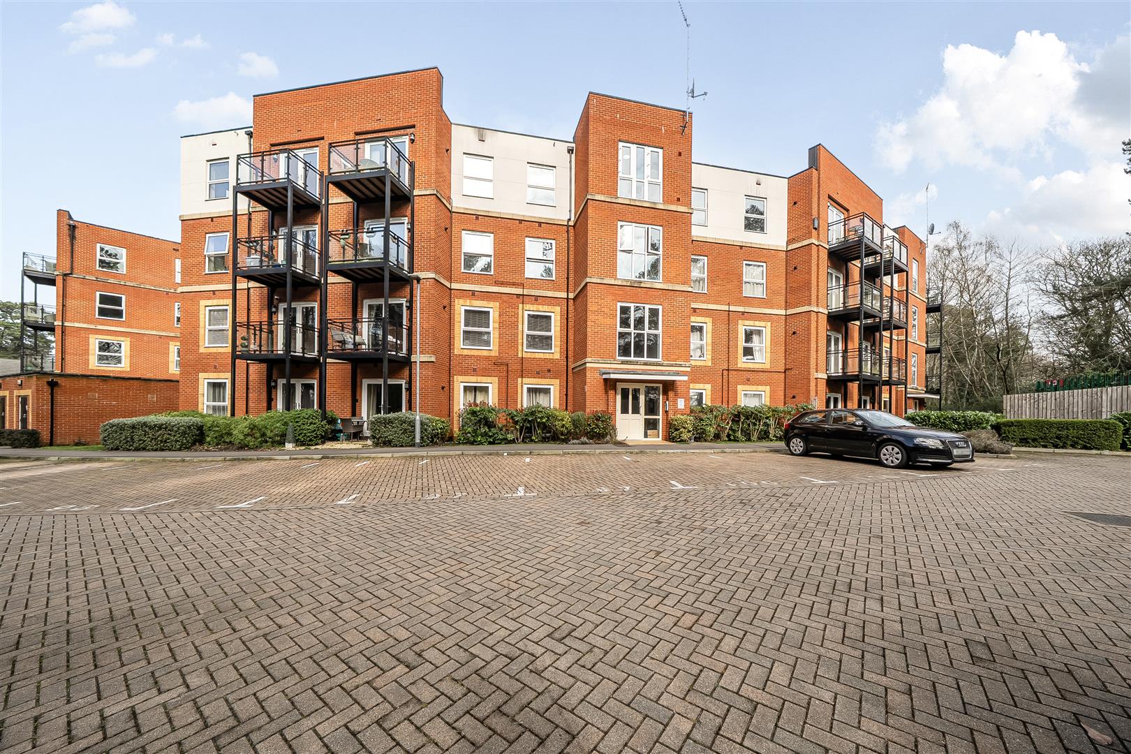 Edrich Grange, Crowthorne, Berkshire, RG45 7FJ