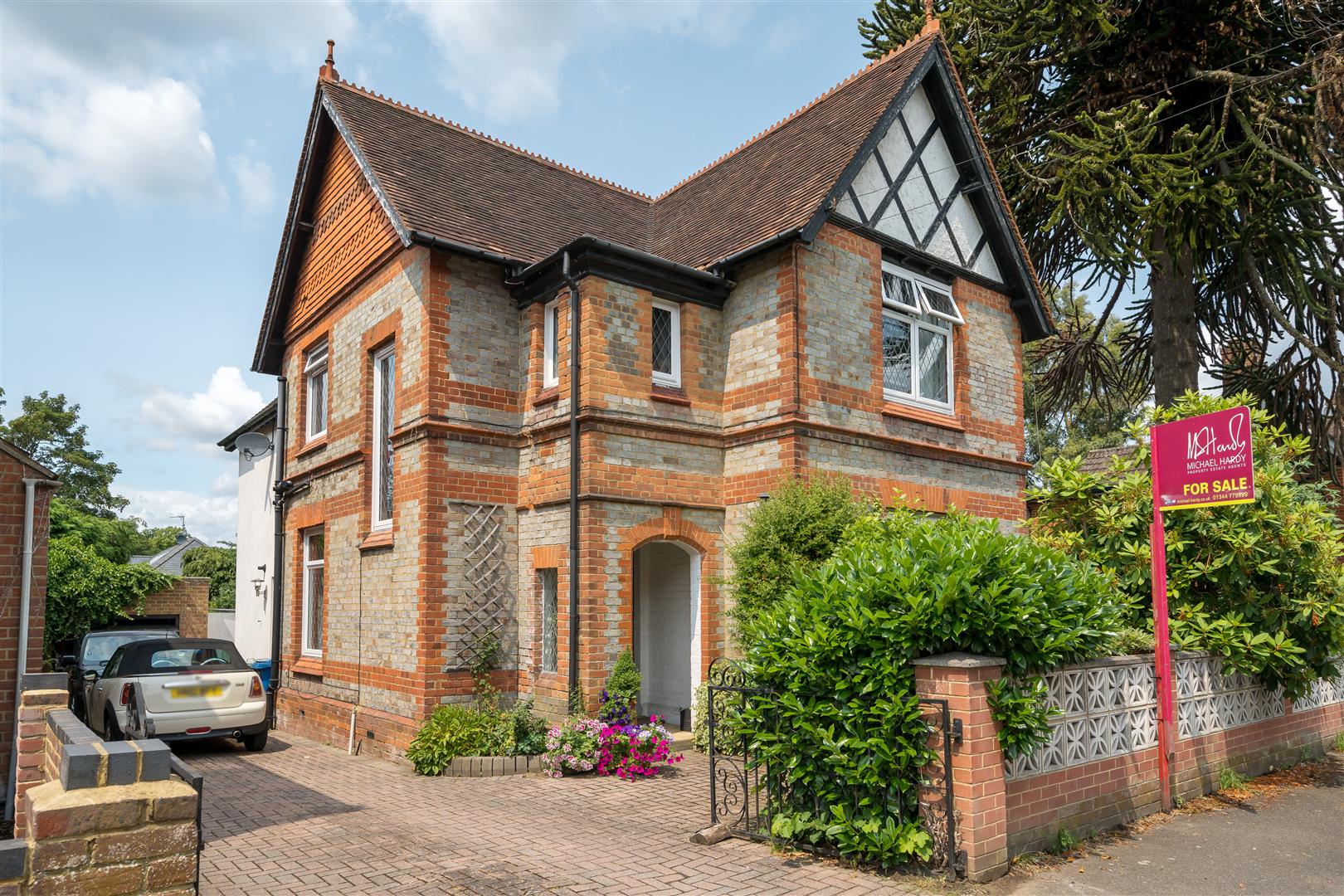 Forest Road, Crowthorne, Berkshire, RG45 7EH