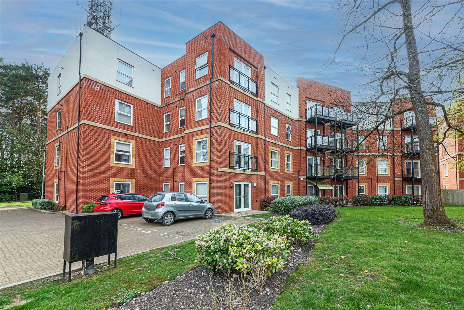 Edrich Grange, Crowthorne, Berkshire, RG45 7FJ