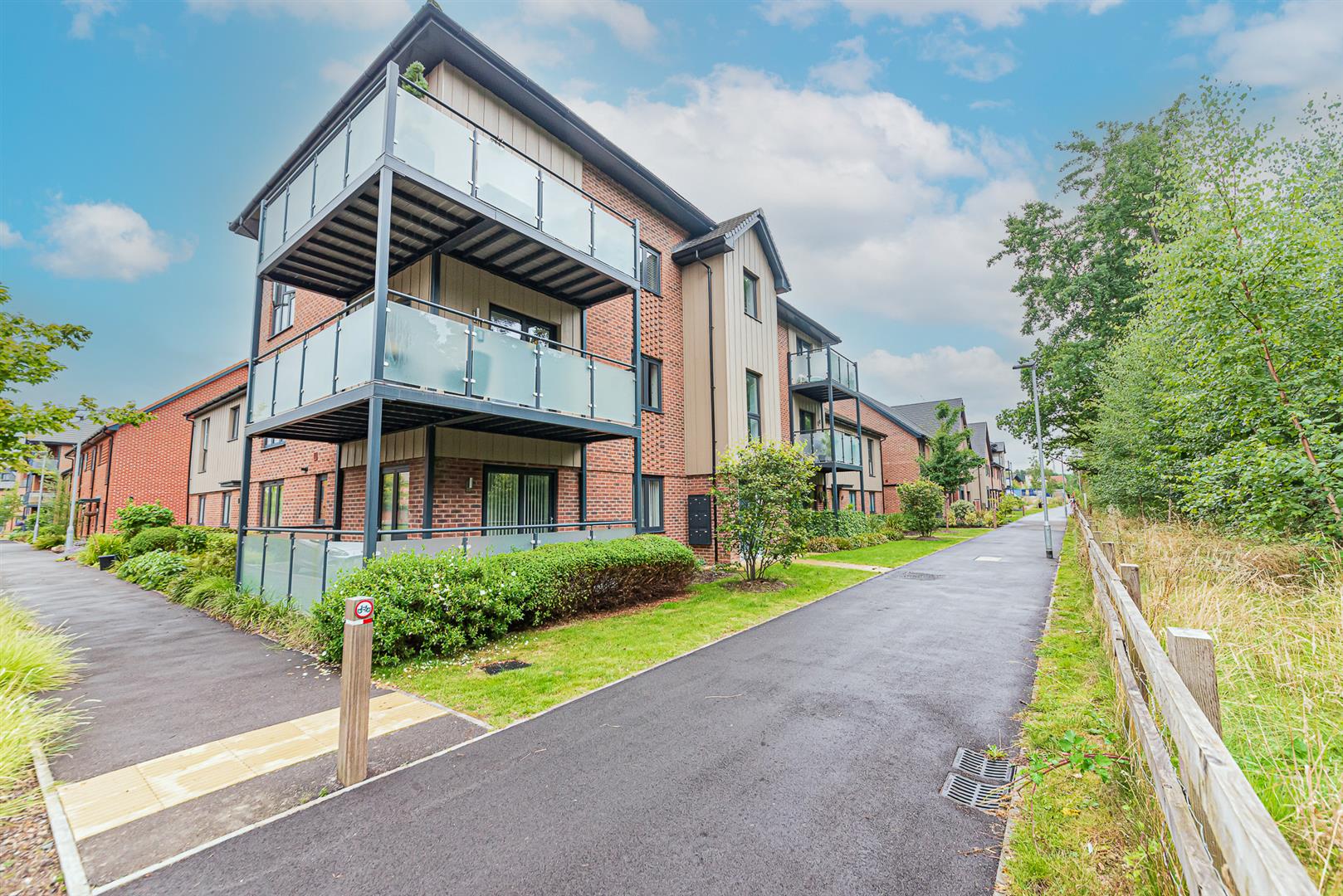 Hawthorn Drive, Crowthorne, Berkshire, RG45 6UB