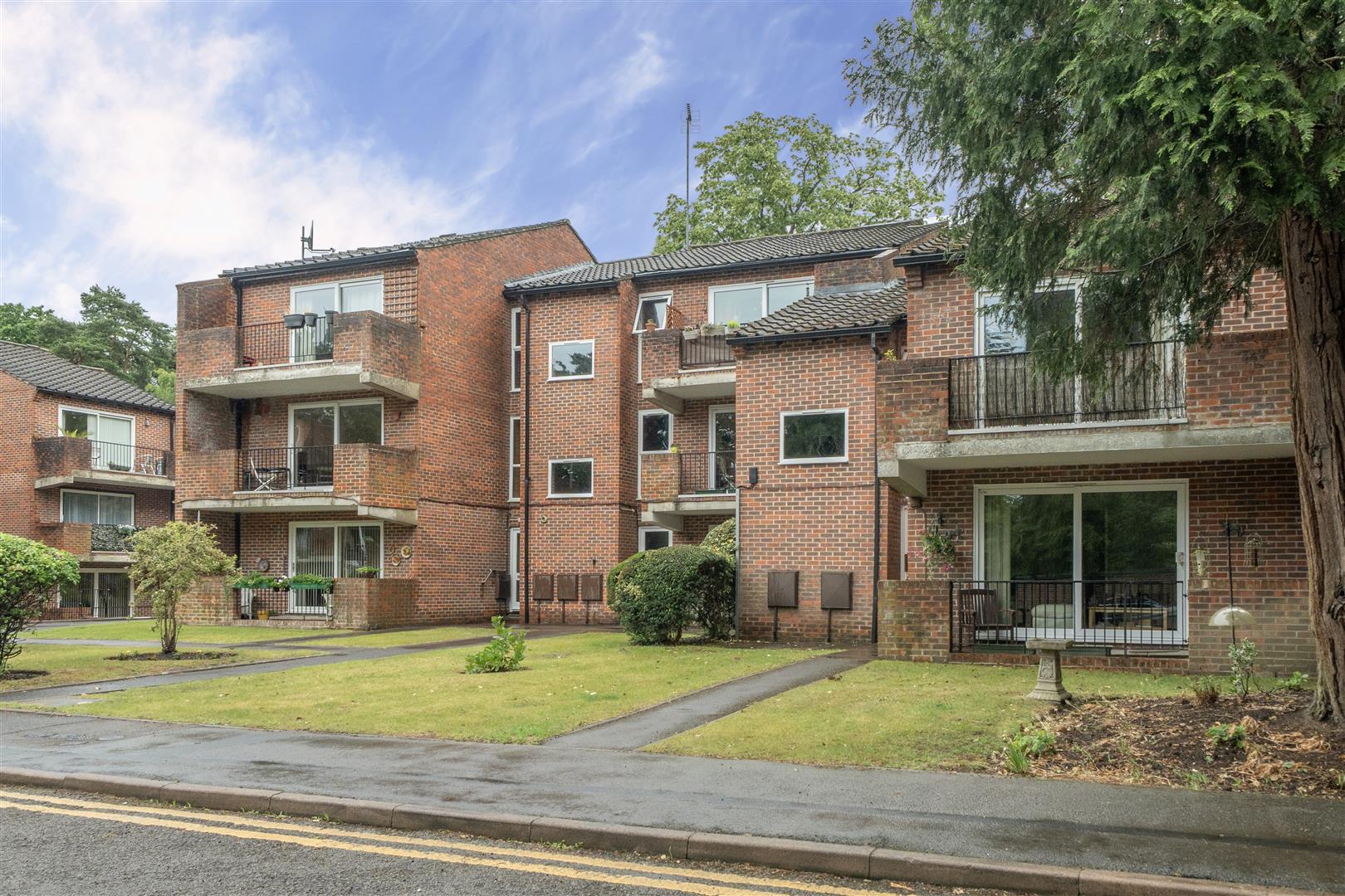 Nugee Court, Dukes Ride, Crowthorne, Berkshire, RG45 6SJ