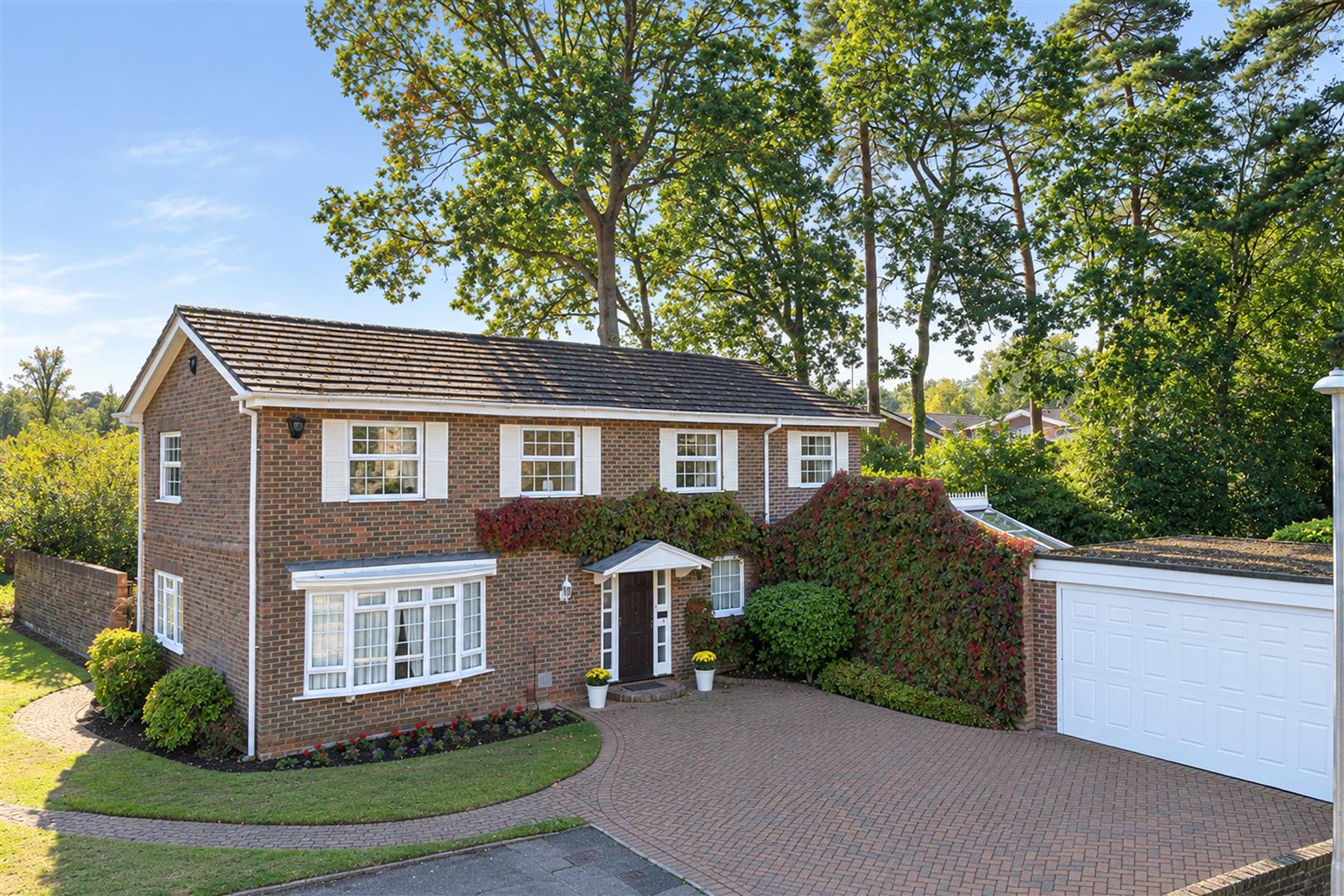 Knowles Avenue, Crowthorne, Berkshire, RG45 6DU